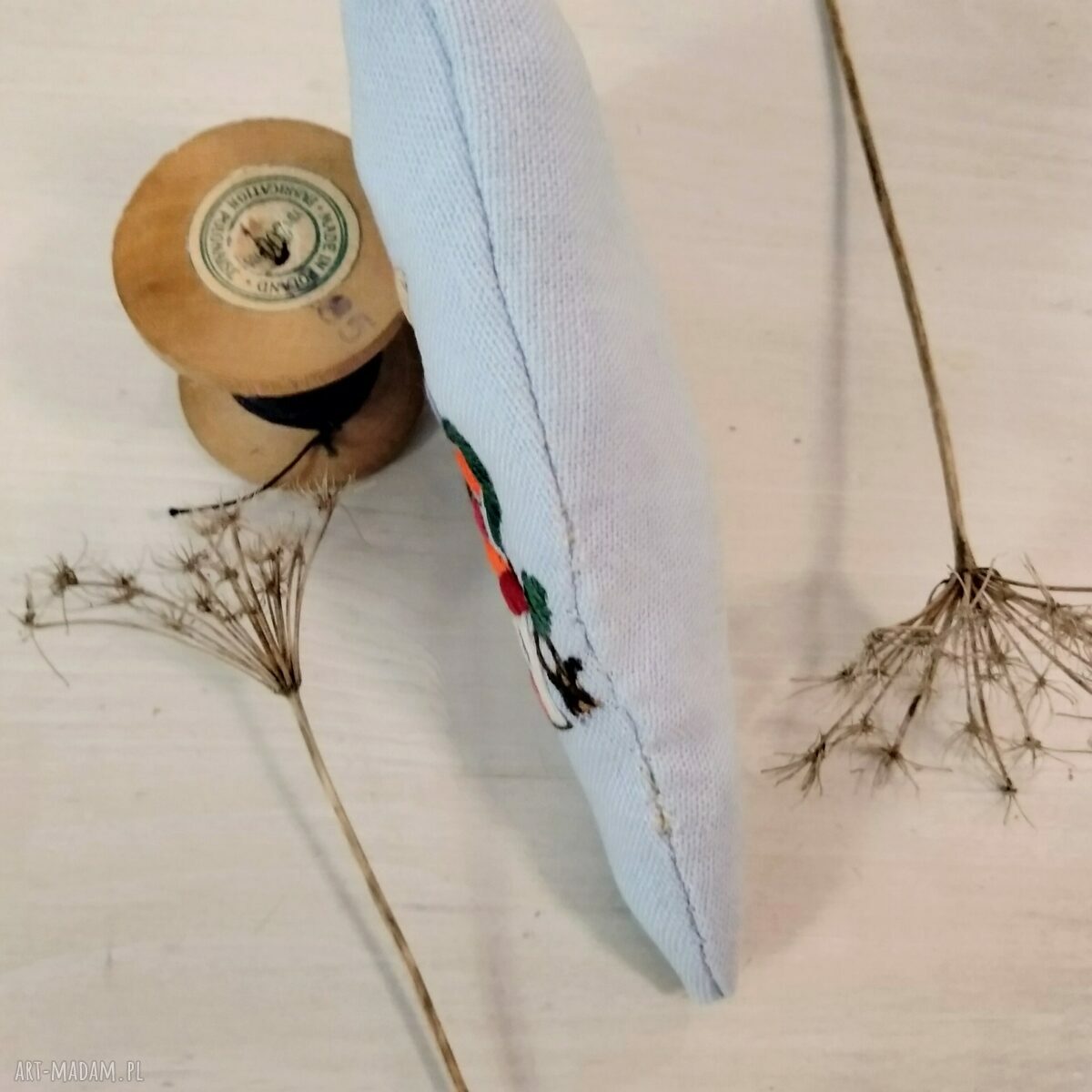 Zawieszka ozdobna z haftem - lniane serduszko Lhotse Design