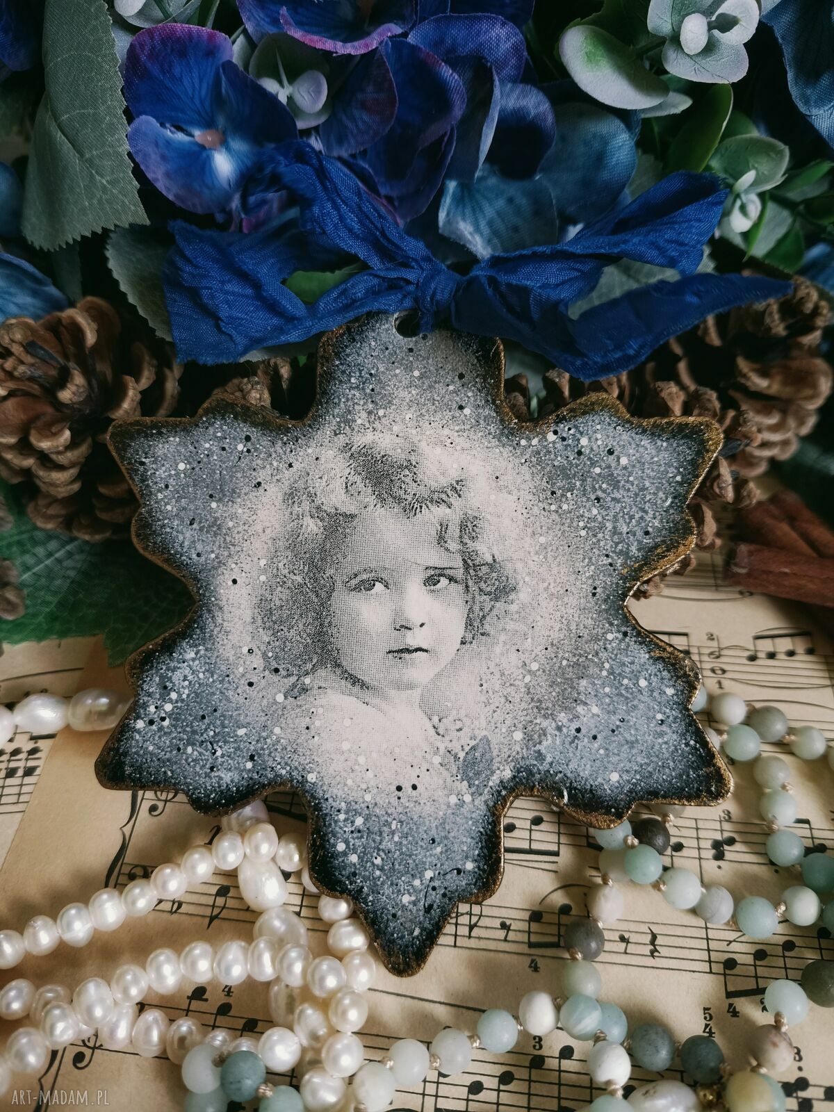 Ozdobna zawieszka z dziewczynką w stylu vintage decoupage