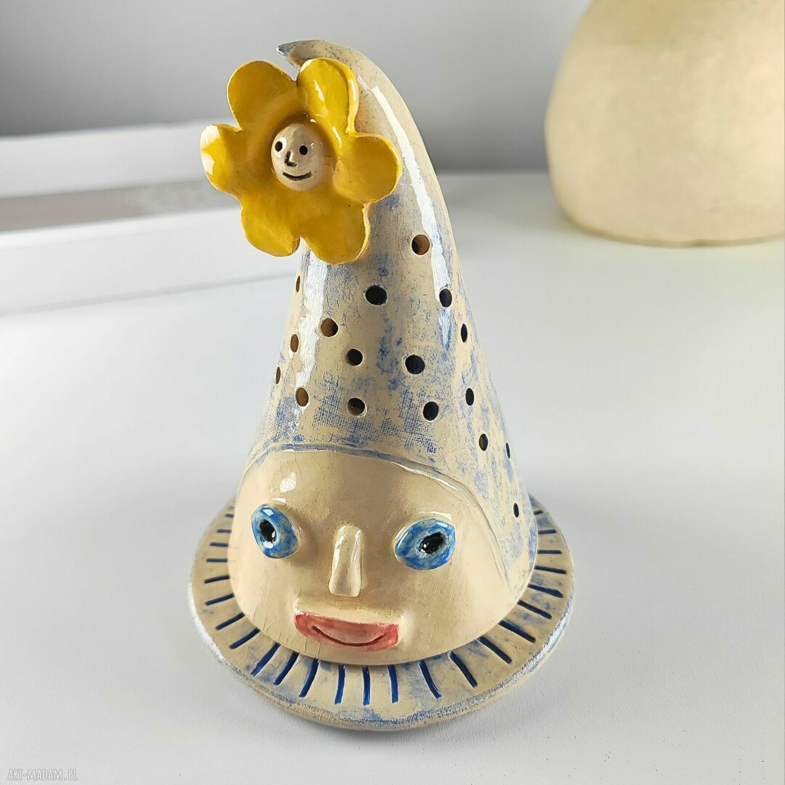 Ozdobny lampion z kwiatkiem - ręcznie lepiona ceramika (świecznik)