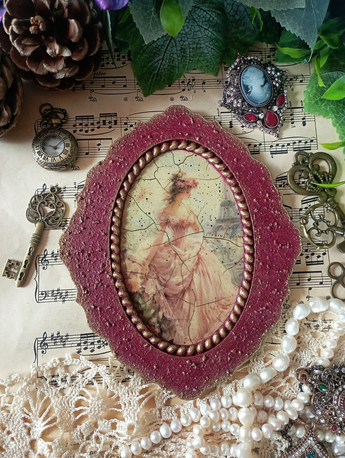 Ozdobny medalion z damą w stylu shabby chic i Prowansja