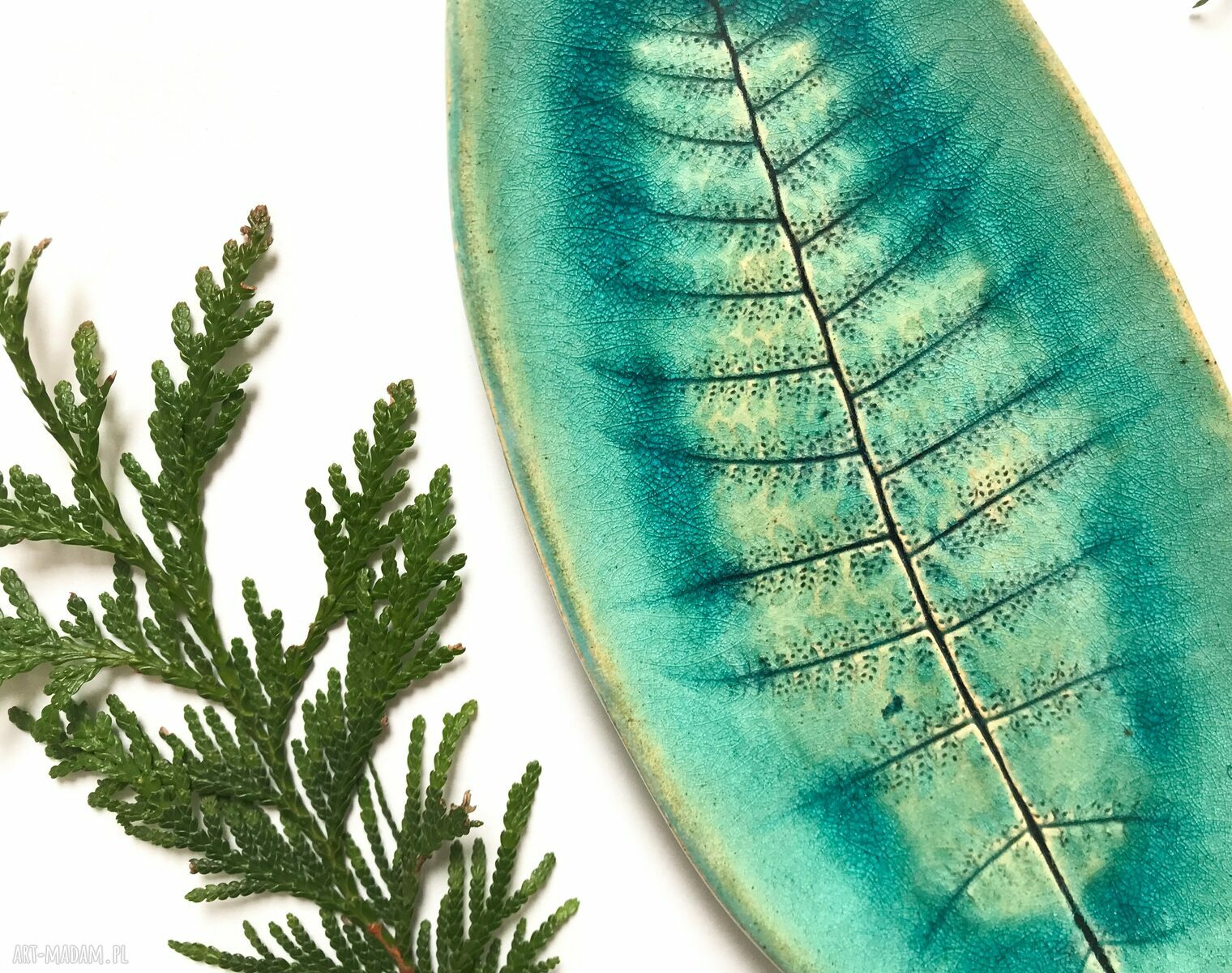 Ozdobny talerzyk z paprotką - ceramiczna dekoracja do domu