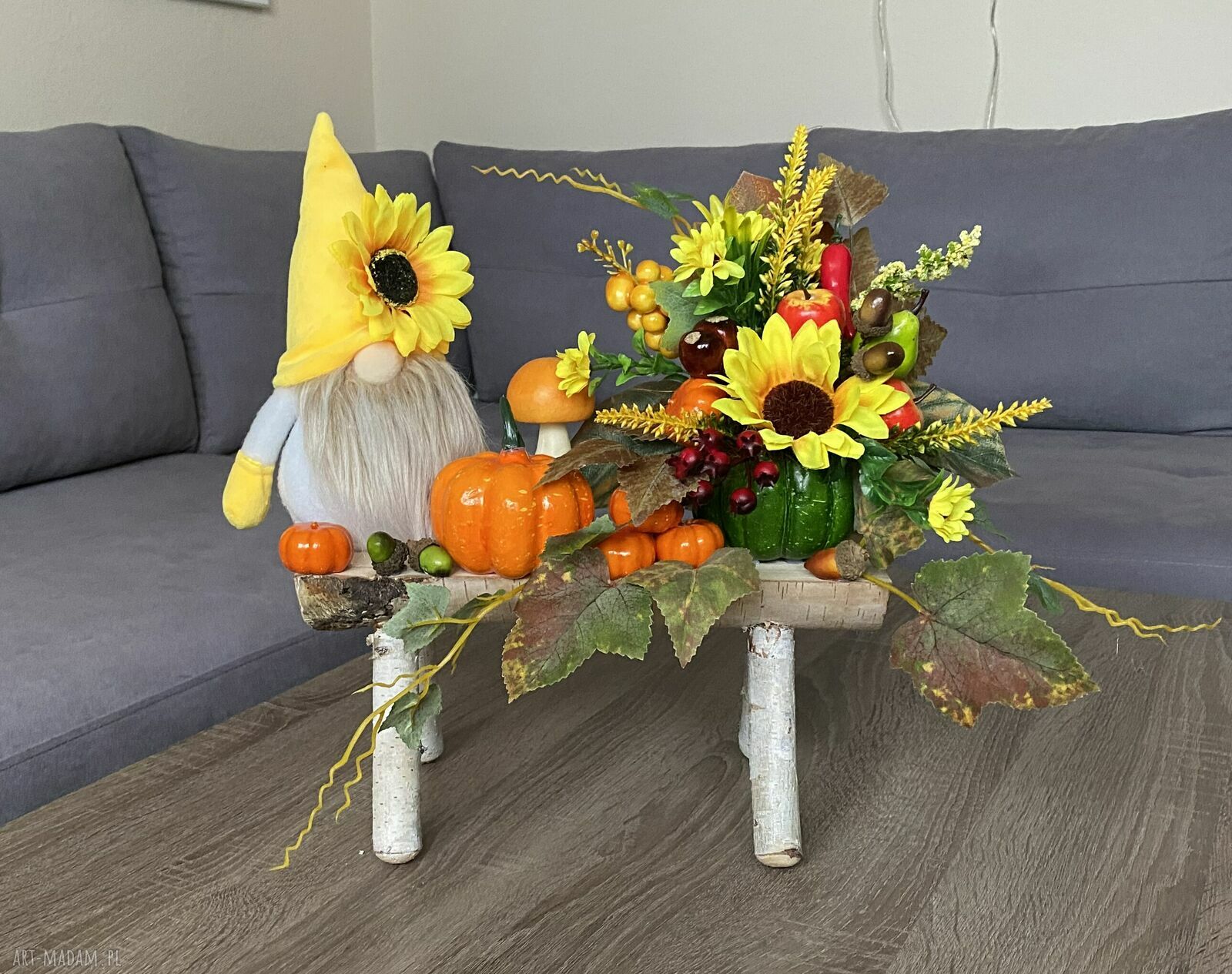 Dekoracja jesienna ze skrzatem - stroik na Halloween na drewnie
