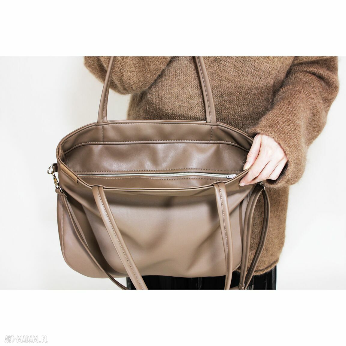 Beżowa torba hobo Pacco bag - vegan na ramię z odpinanym, regulowanym paskiem