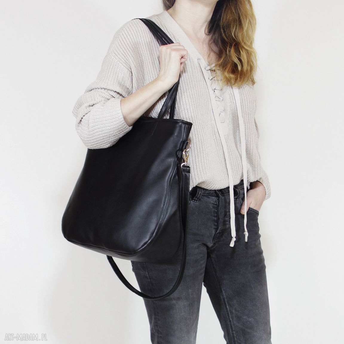Pacco bag - czarna torba hobo na ramię z regulowanym i odpinanym paskiem
