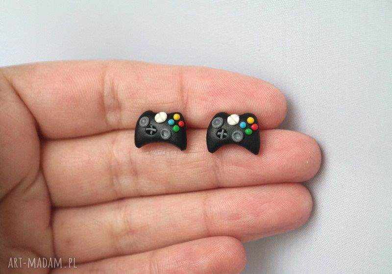Pady - maleńkie kolczyki wkrętki PlayStation i Xbox