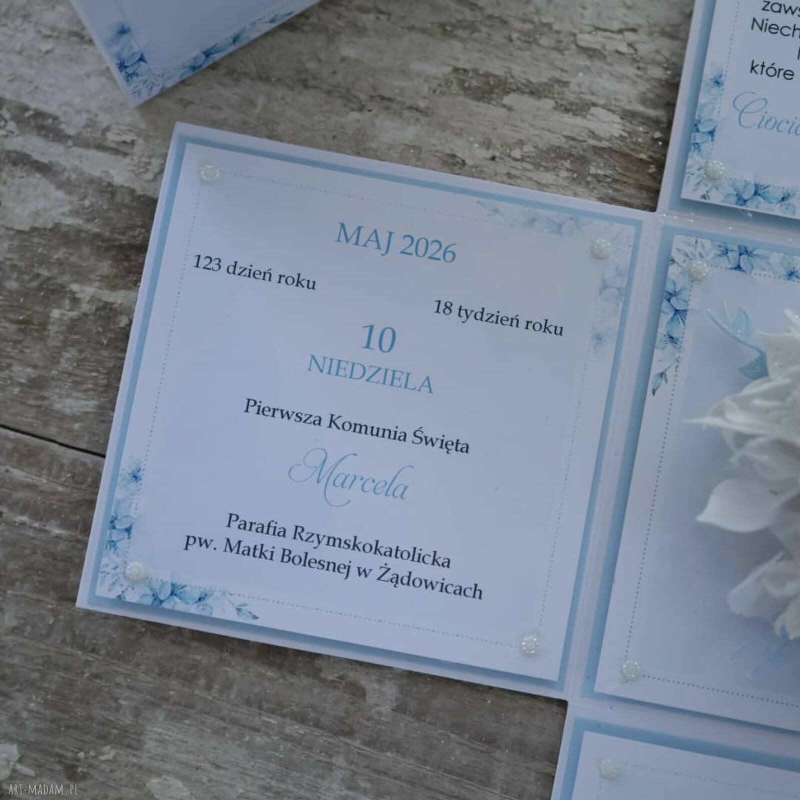 Pamiątka kartka komunijna dla chłopca personalizowana w pudełku z życzeniami