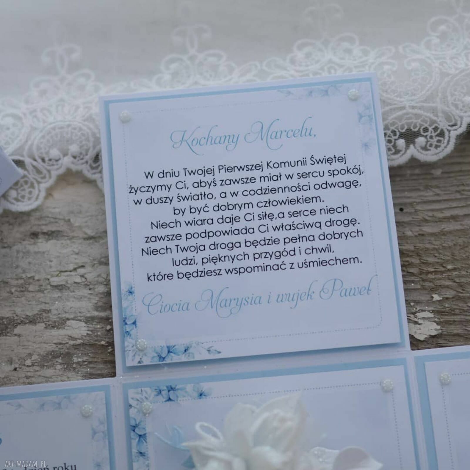 Pamiątka kartka komunijna dla chłopca personalizowana w pudełku z życzeniami