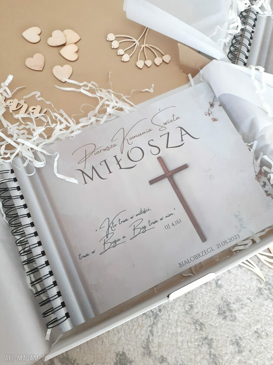 Personalizowany drewniany album komunijny A4 dla chłopca - pamiątka I Komunii Świętej
