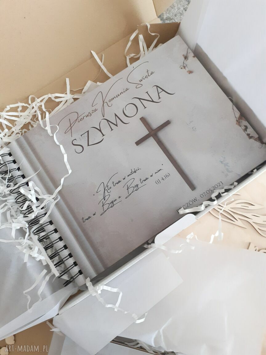 Personalizowany drewniany album komunijny A4 dla chłopca - pamiątka I Komunii Świętej