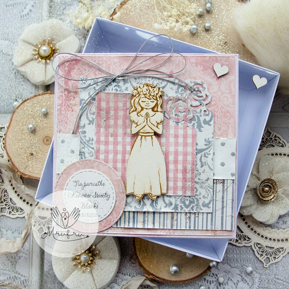 Pamiątka pierwszej komunii Świętej kartka pudełeczku pełną szybką