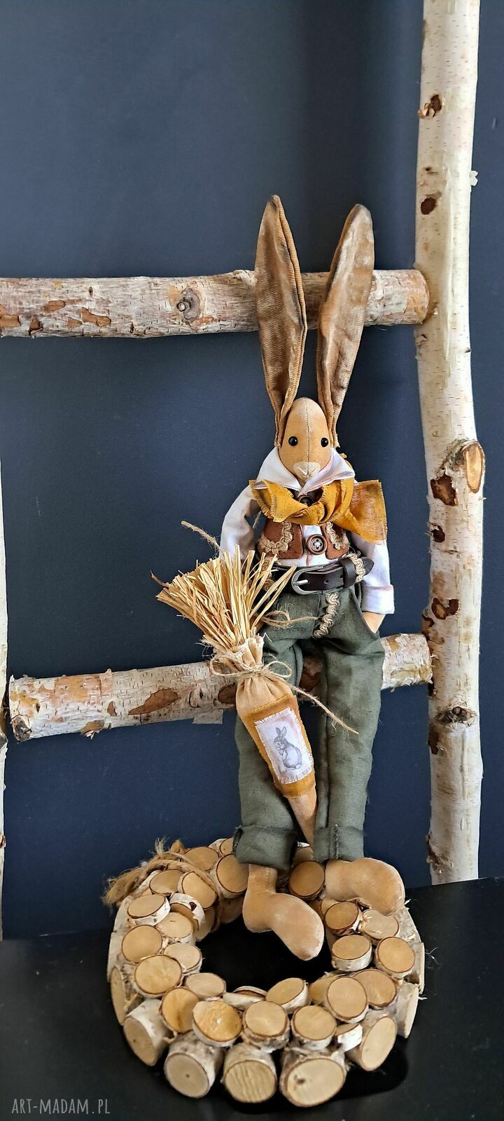 Pan zając w zielonych spodniach - rustykalna dekoracja handmade 45 cm