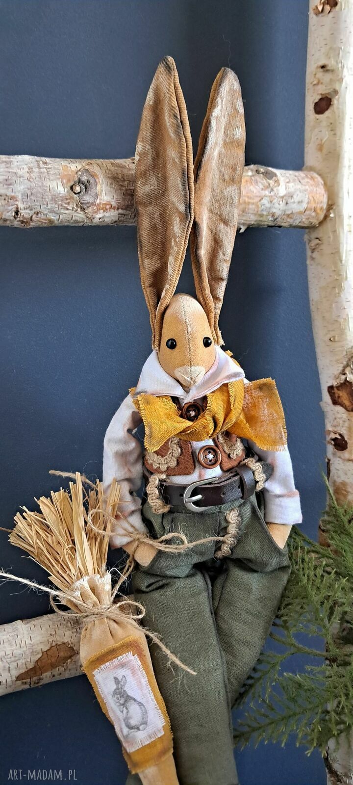 Pan zając w zielonych spodniach - rustykalna dekoracja handmade 45 cm