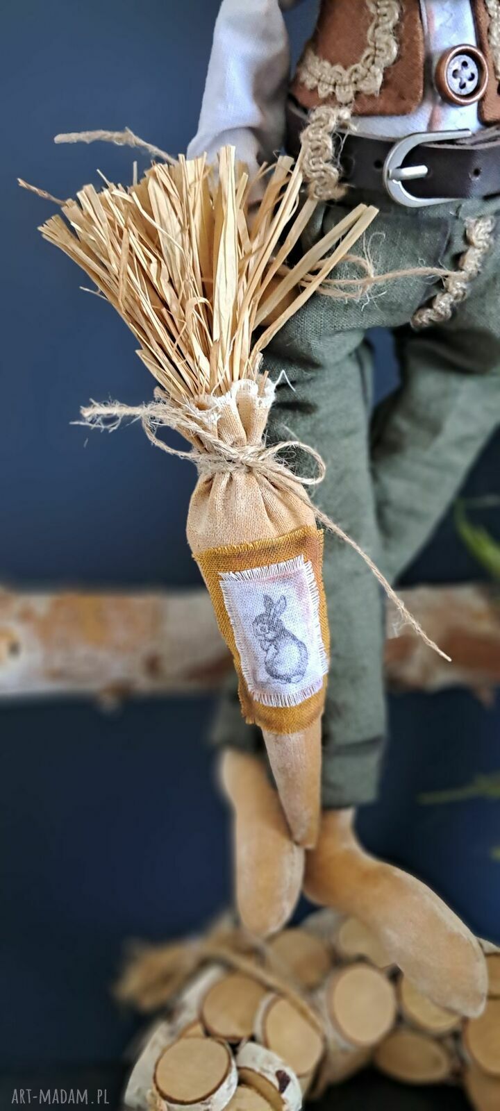 Pan zając w zielonych spodniach - rustykalna dekoracja handmade 45 cm