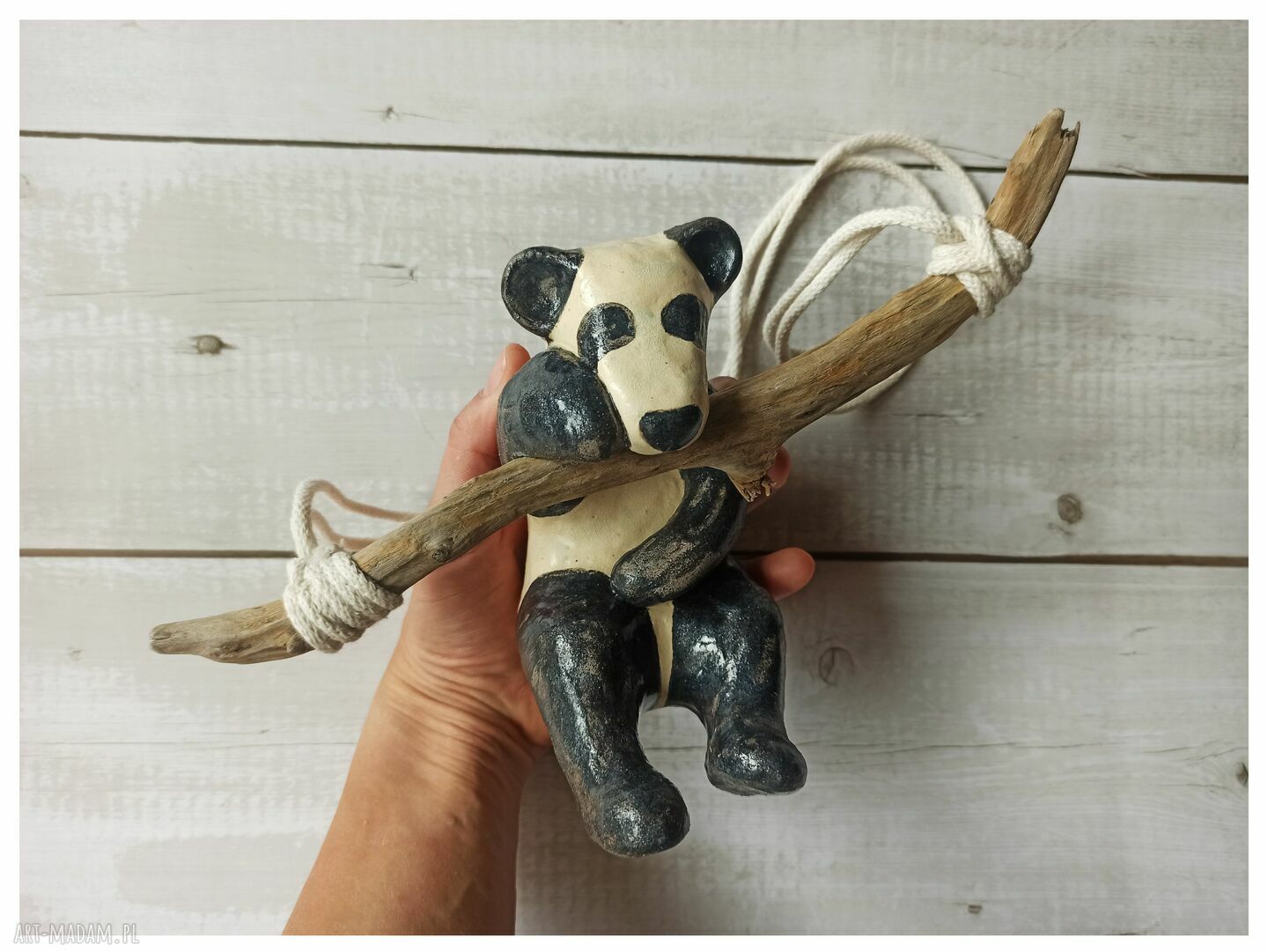Panda wisząca na gałęzi - ręcznie wykonana ceramika szamotowa