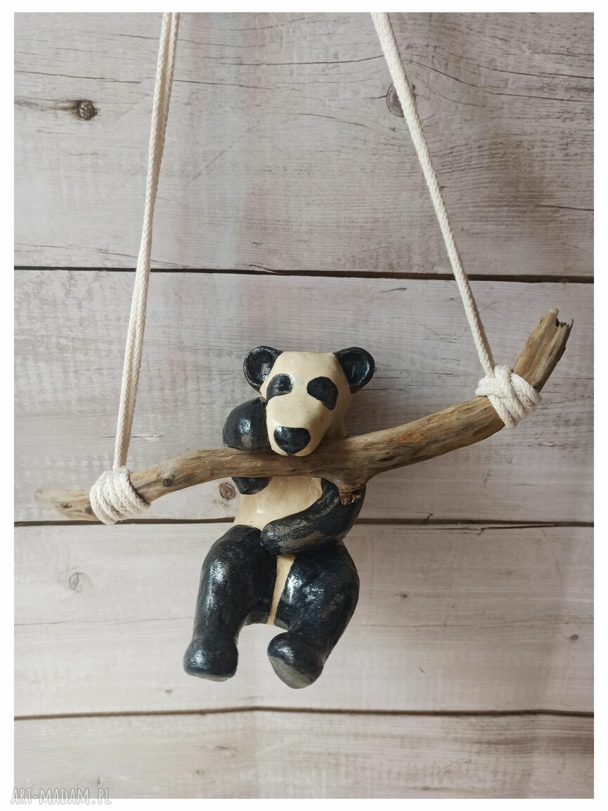 Panda wisząca na gałęzi - ręcznie wykonana ceramika szamotowa
