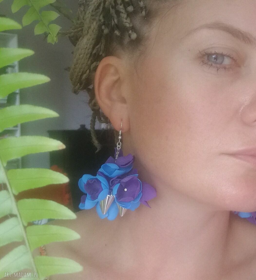 Lekkie kolczyki boho z piórami - pankowe kwiaty i kolce