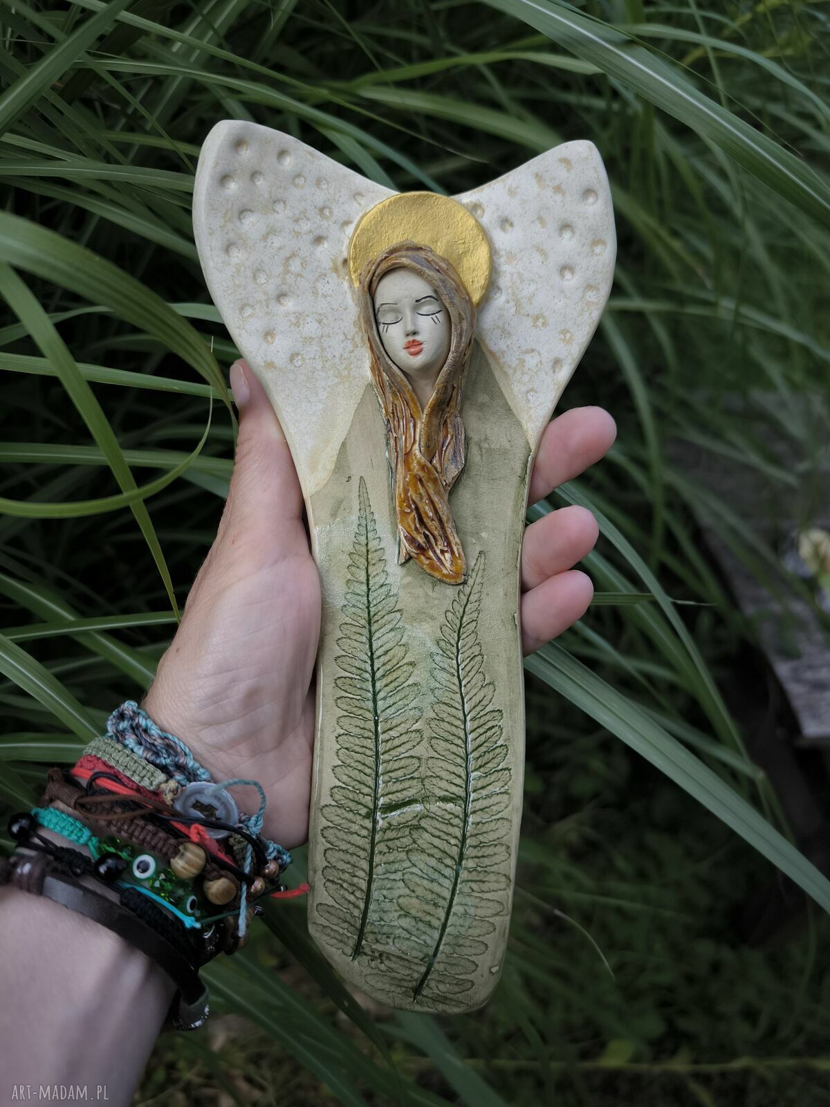 Ceramiczny anioł z paprociami do zawieszenia na ścianie