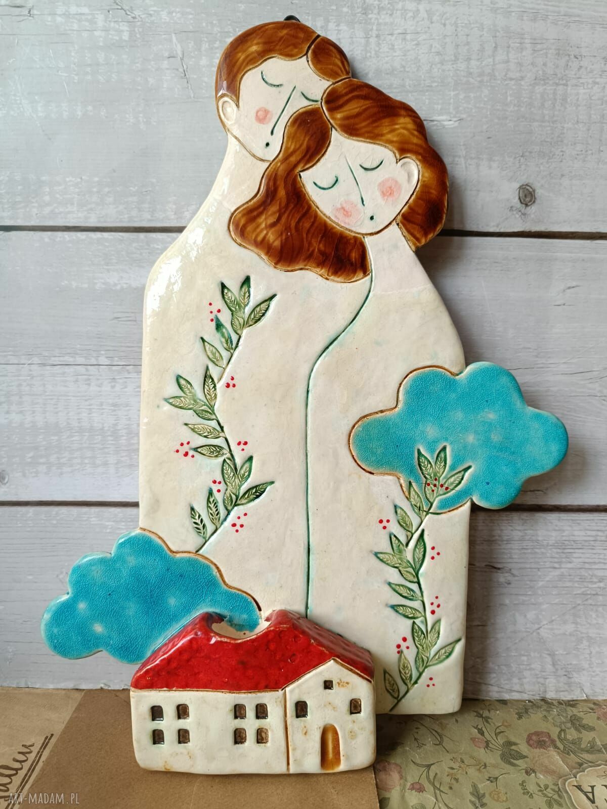 Para bujająca w obłokach - ceramiczna dekoracja ścienna z miejscem na świeczkę