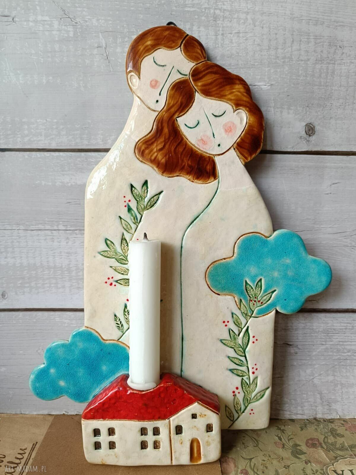 Para bujająca w obłokach - ceramiczna dekoracja ścienna z miejscem na świeczkę