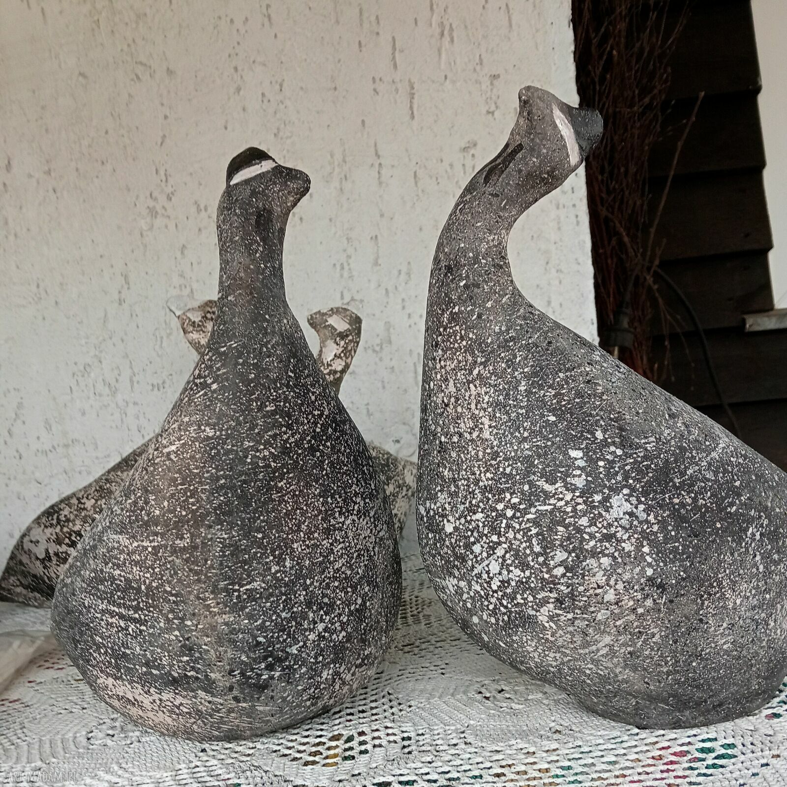 Para ceramicznych perliczek - ręcznie szkliwione rzeźby ptaków