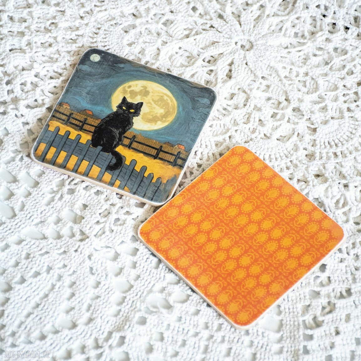 Zestaw 2 podstawek drewnianych z czarnymi kotami - 10x10 cm