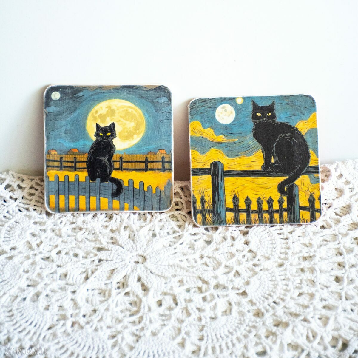 Zestaw 2 podstawek drewnianych z czarnymi kotami - 10x10 cm