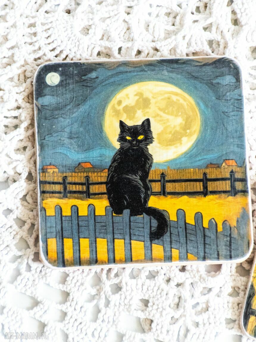 Zestaw 2 podstawek drewnianych z czarnymi kotami - 10x10 cm