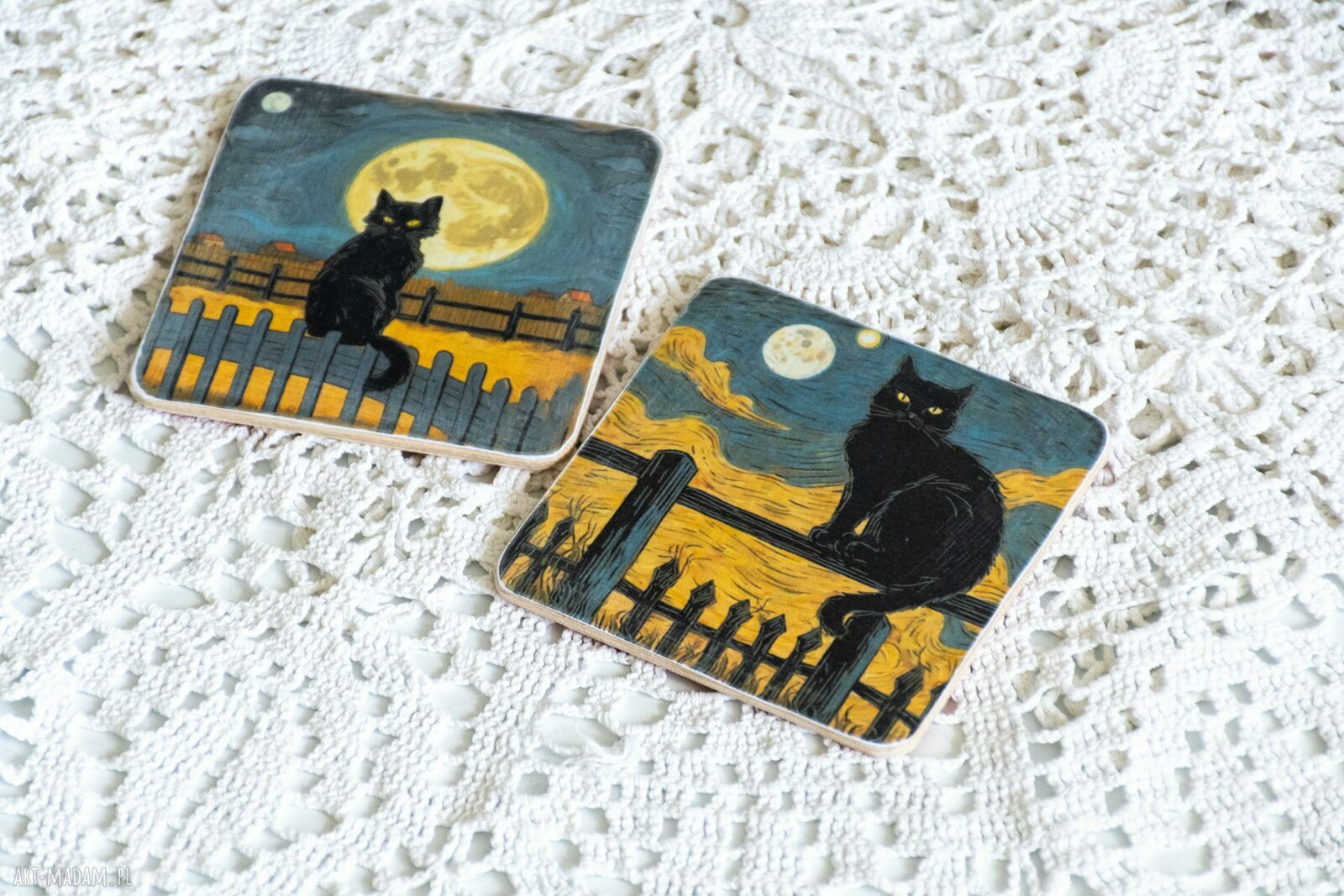 Zestaw 2 podstawek drewnianych z czarnymi kotami - 10x10 cm