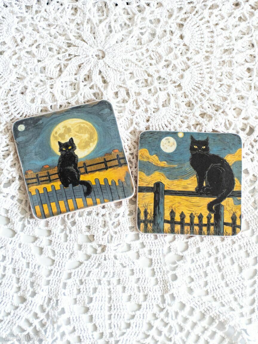 Zestaw 2 podstawek drewnianych z czarnymi kotami - 10x10 cm
