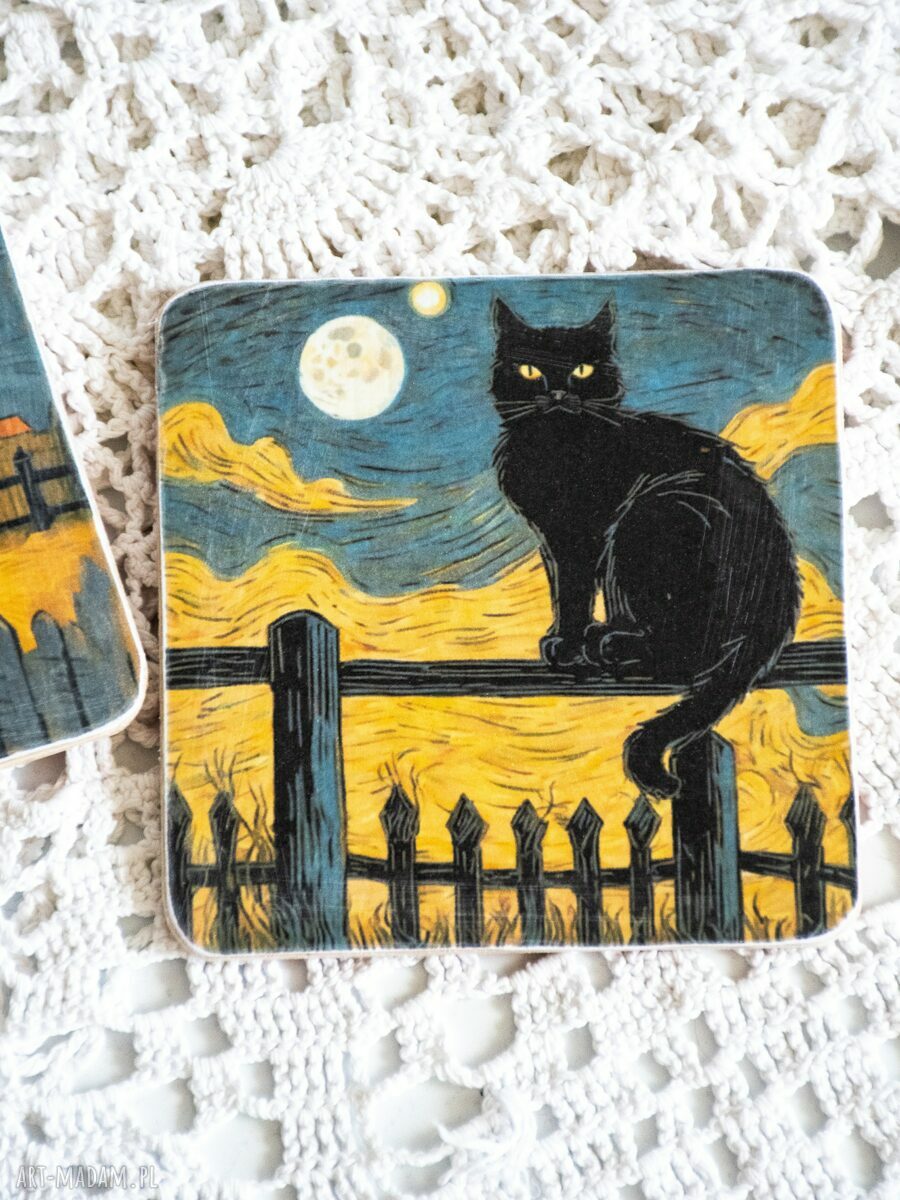 Zestaw 2 podstawek drewnianych z czarnymi kotami - 10x10 cm