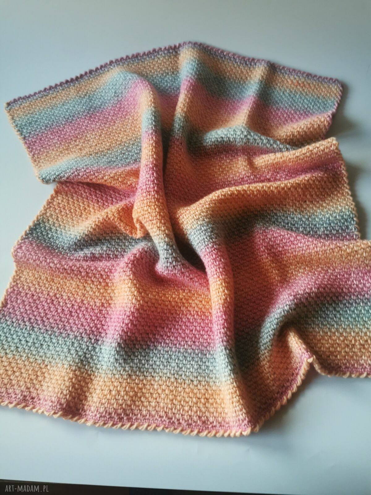 Pastelowy kocyk handmade dla dziewczynki, który otula maluszka