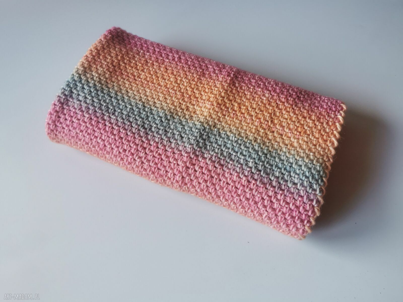 Pastelowy kocyk handmade dla dziewczynki, który otula maluszka