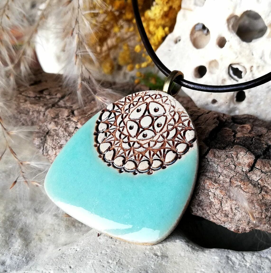 Pastelowy niebieski wisiorek boho - postarzany ceramiczny naszyjnik