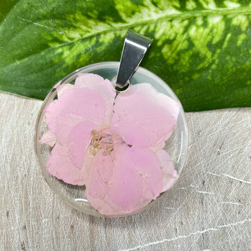 Pastelowy wisiorek z lobelią w żywicy - delikatna biżuteria handmade