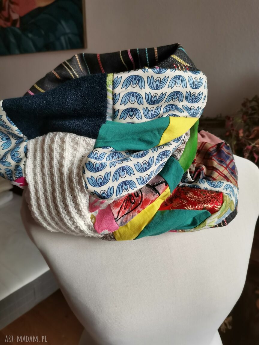 Komin patchworkowy miły i kolorowy uszyty według zasady zero waste