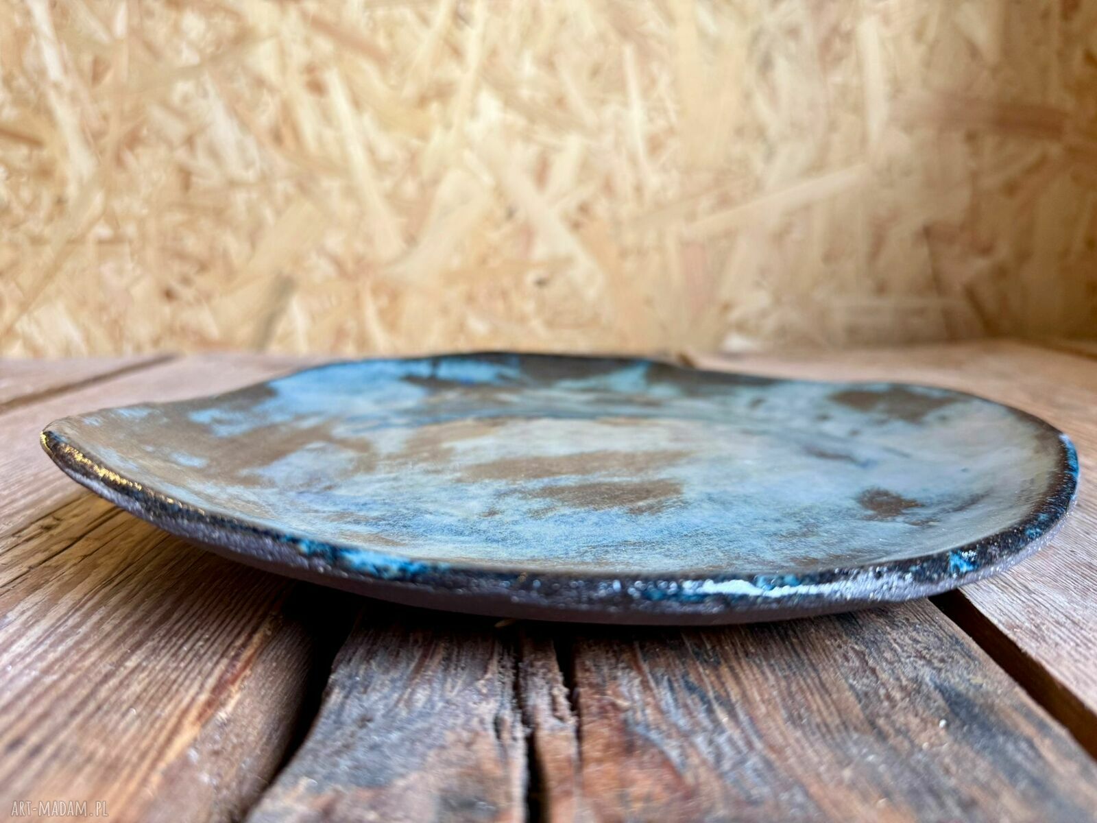 Patera ceramiczna handmade z czarnej gliny - granatowy połysk i 27 cm średnicy
