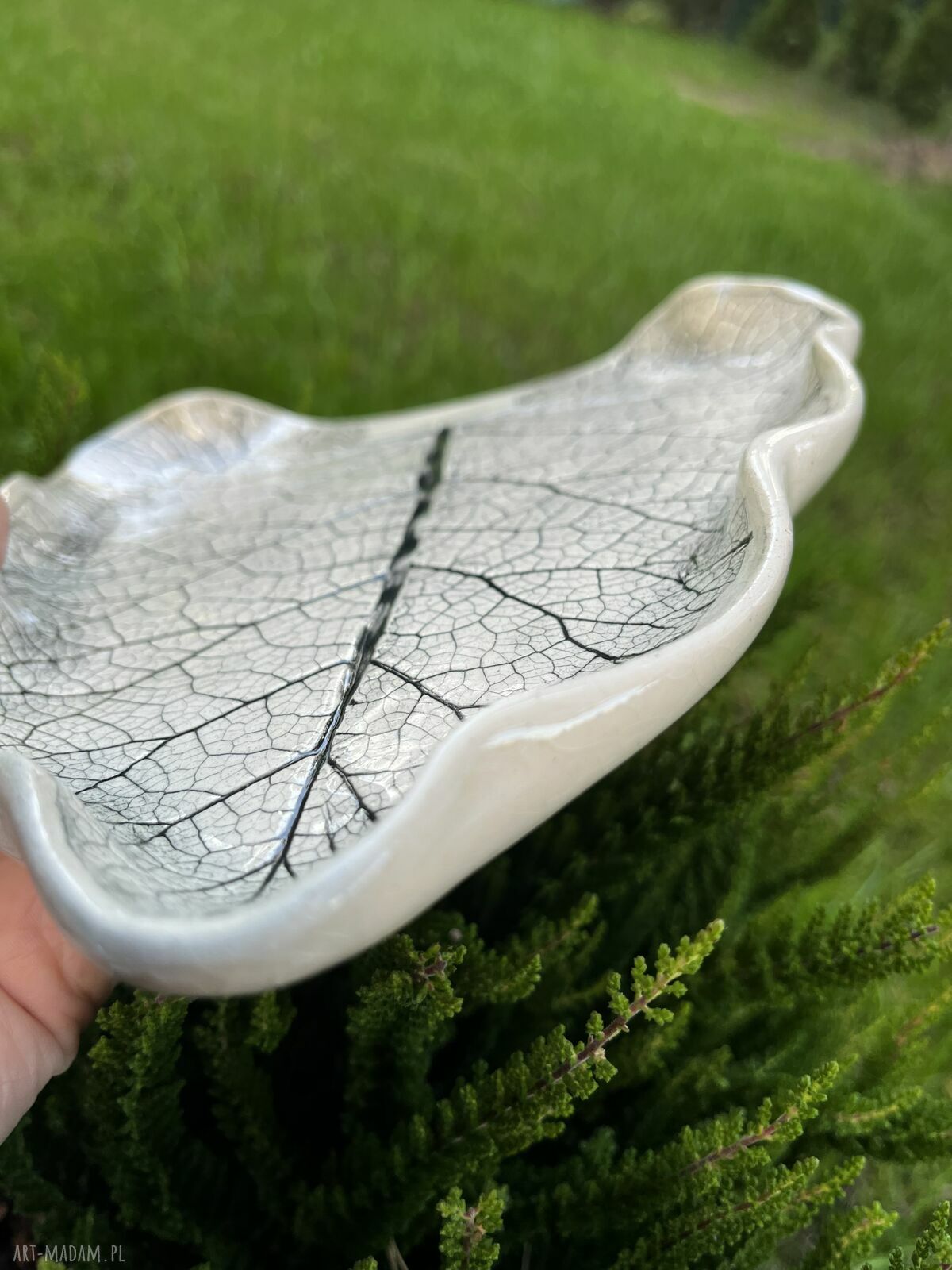 Ceramiczna patera w kształcie liścia łopianu