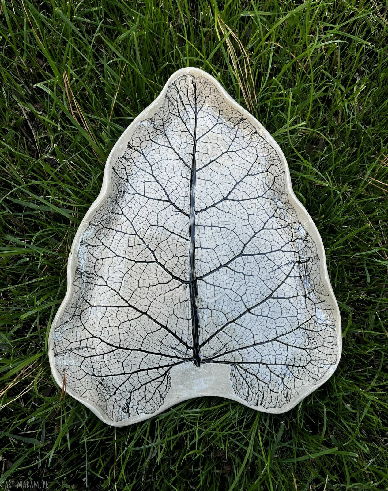 Ceramiczna patera w kształcie liścia łopianu