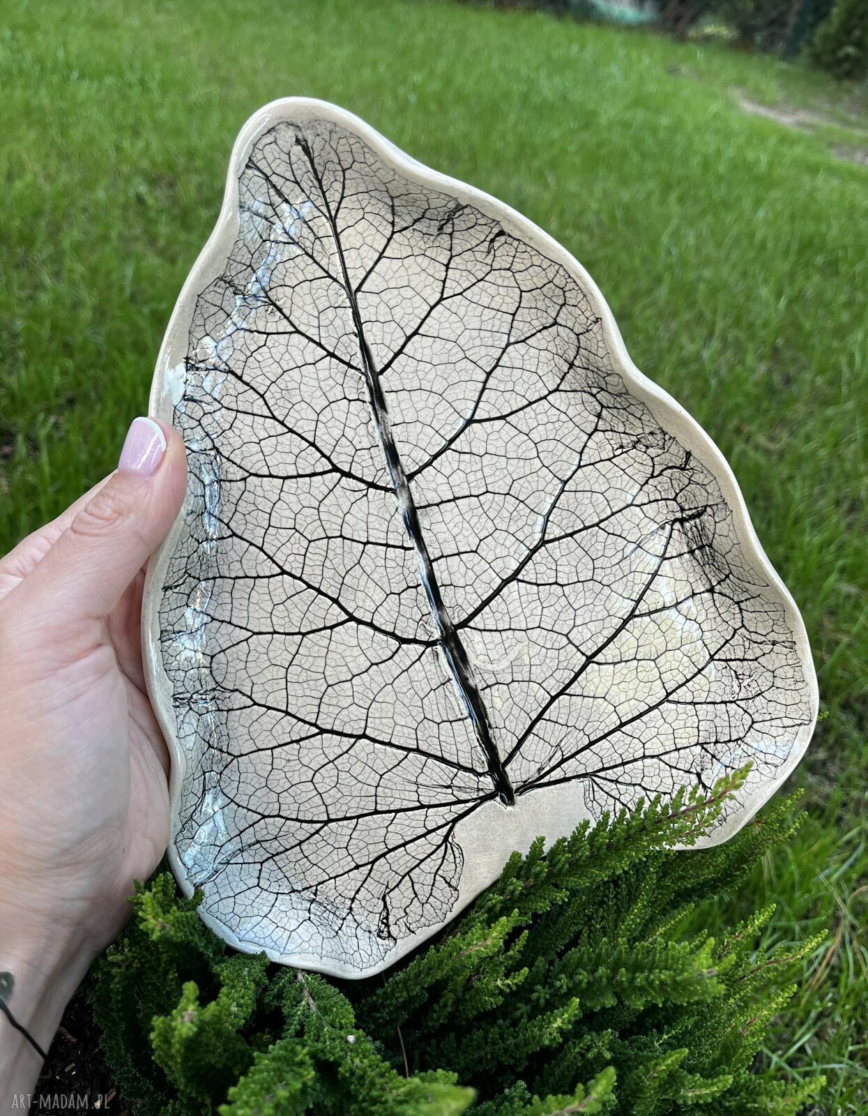 Ceramiczna patera w kształcie liścia łopianu