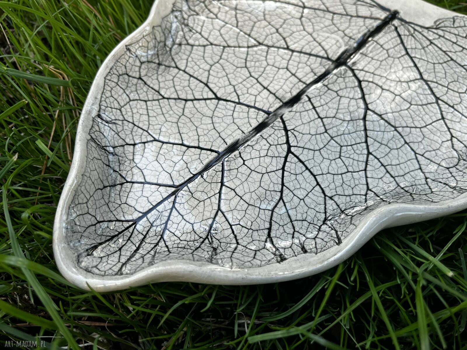 Ceramiczna patera w kształcie liścia łopianu