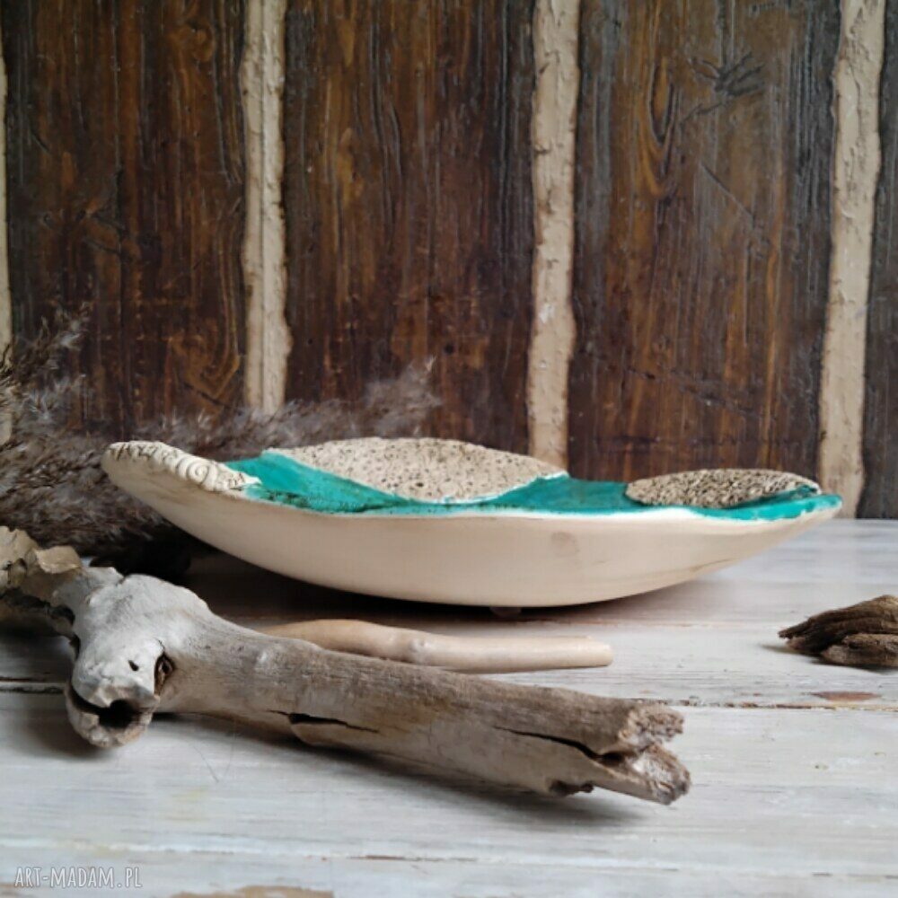 Patera i misa ceramiczna z rzeźbionym ornamentem morskim