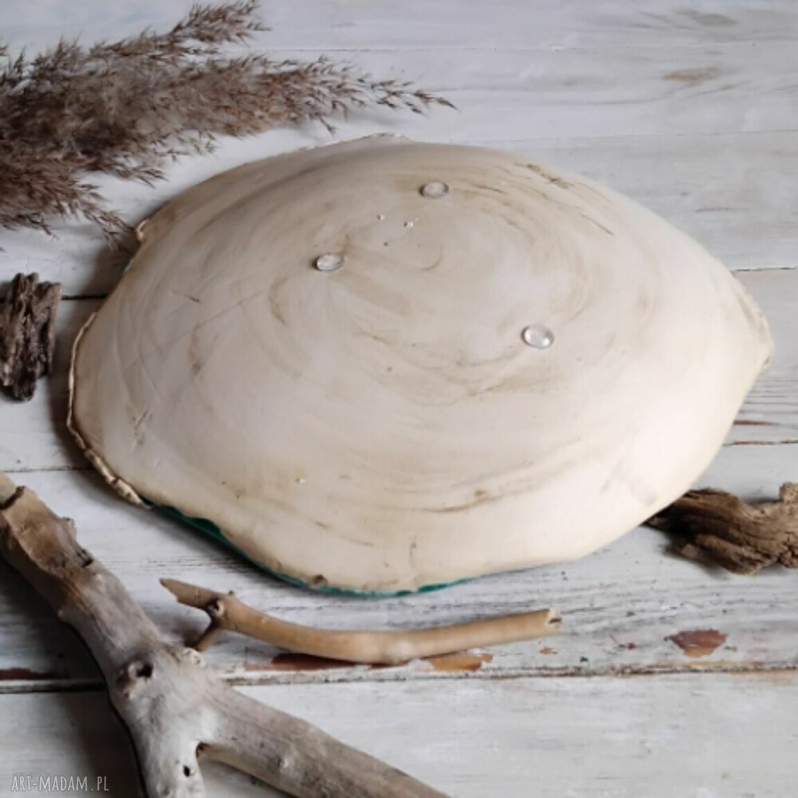 Patera i misa ceramiczna z rzeźbionym ornamentem morskim