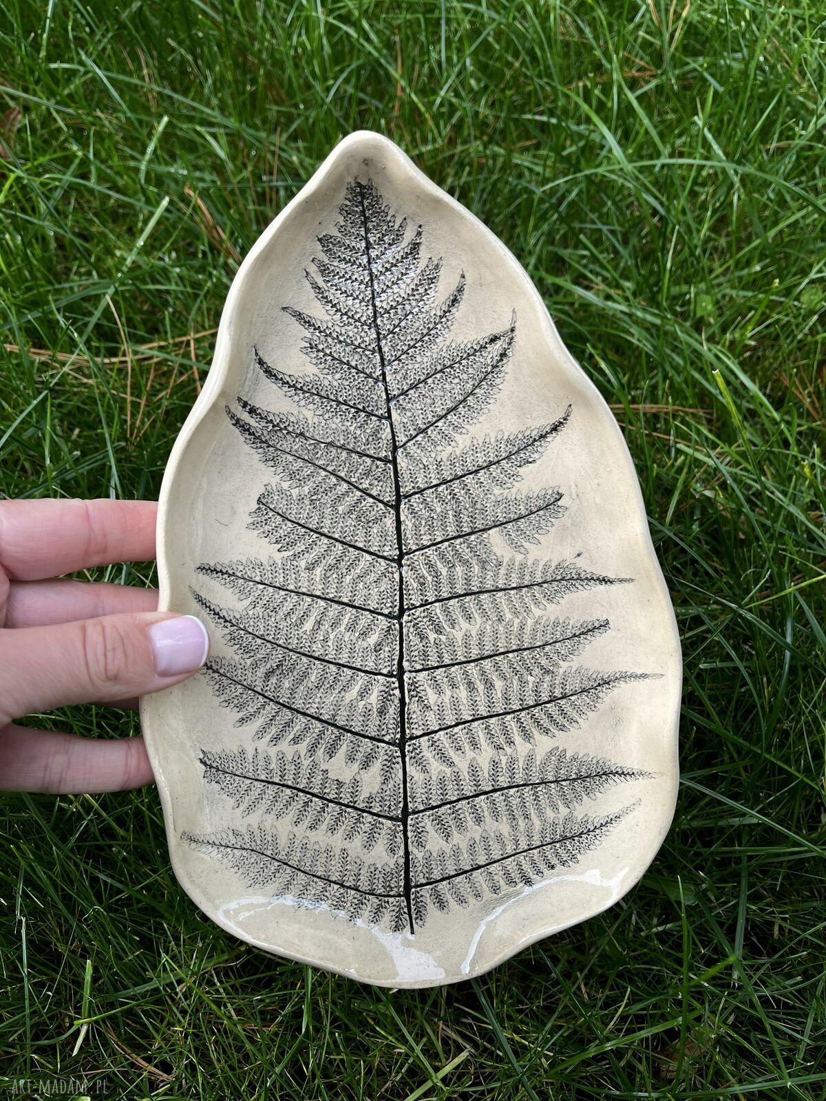 Ręcznie robiona patera ceramiczna z liściem paproci