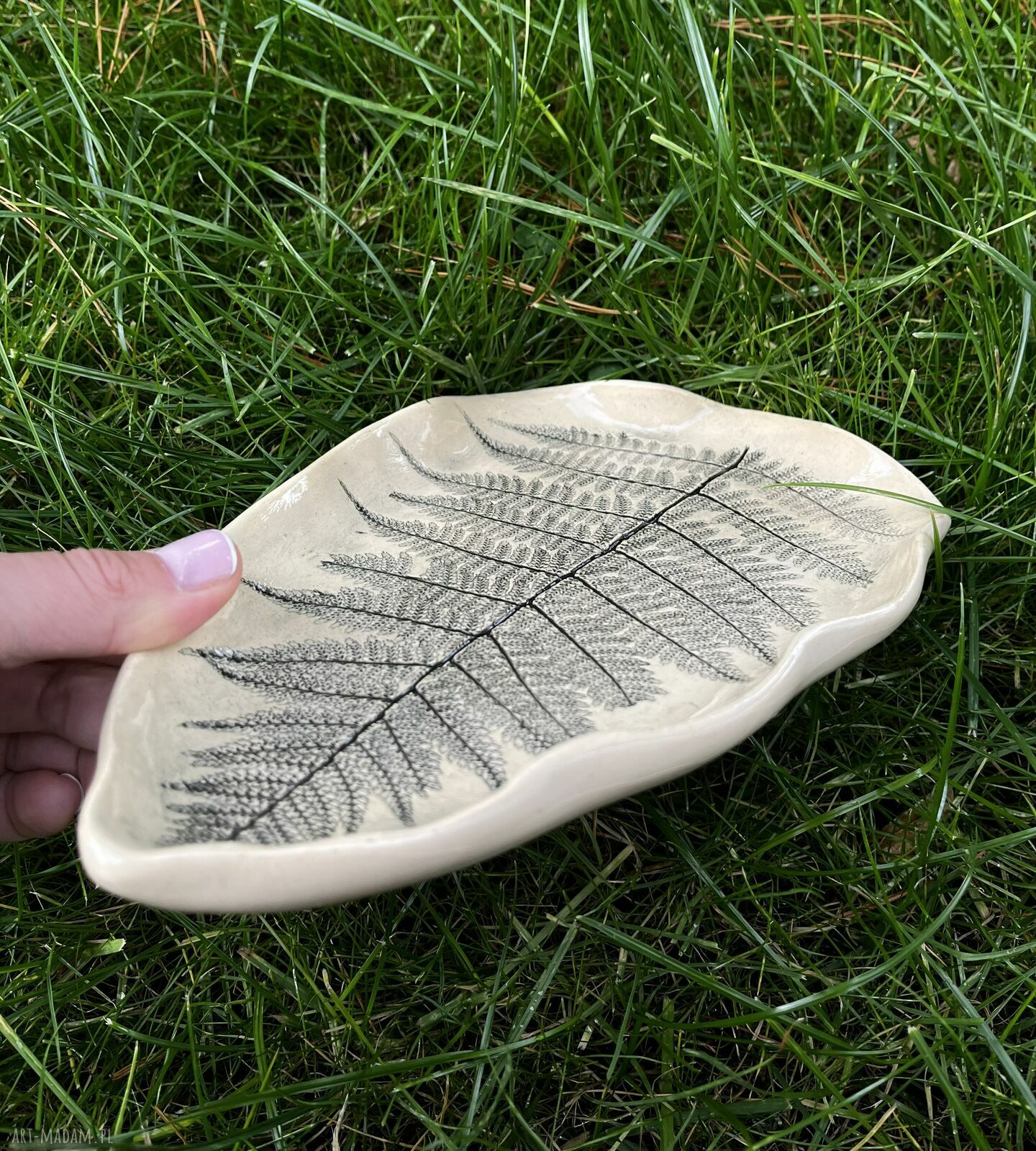 Ręcznie robiona patera ceramiczna z liściem paproci