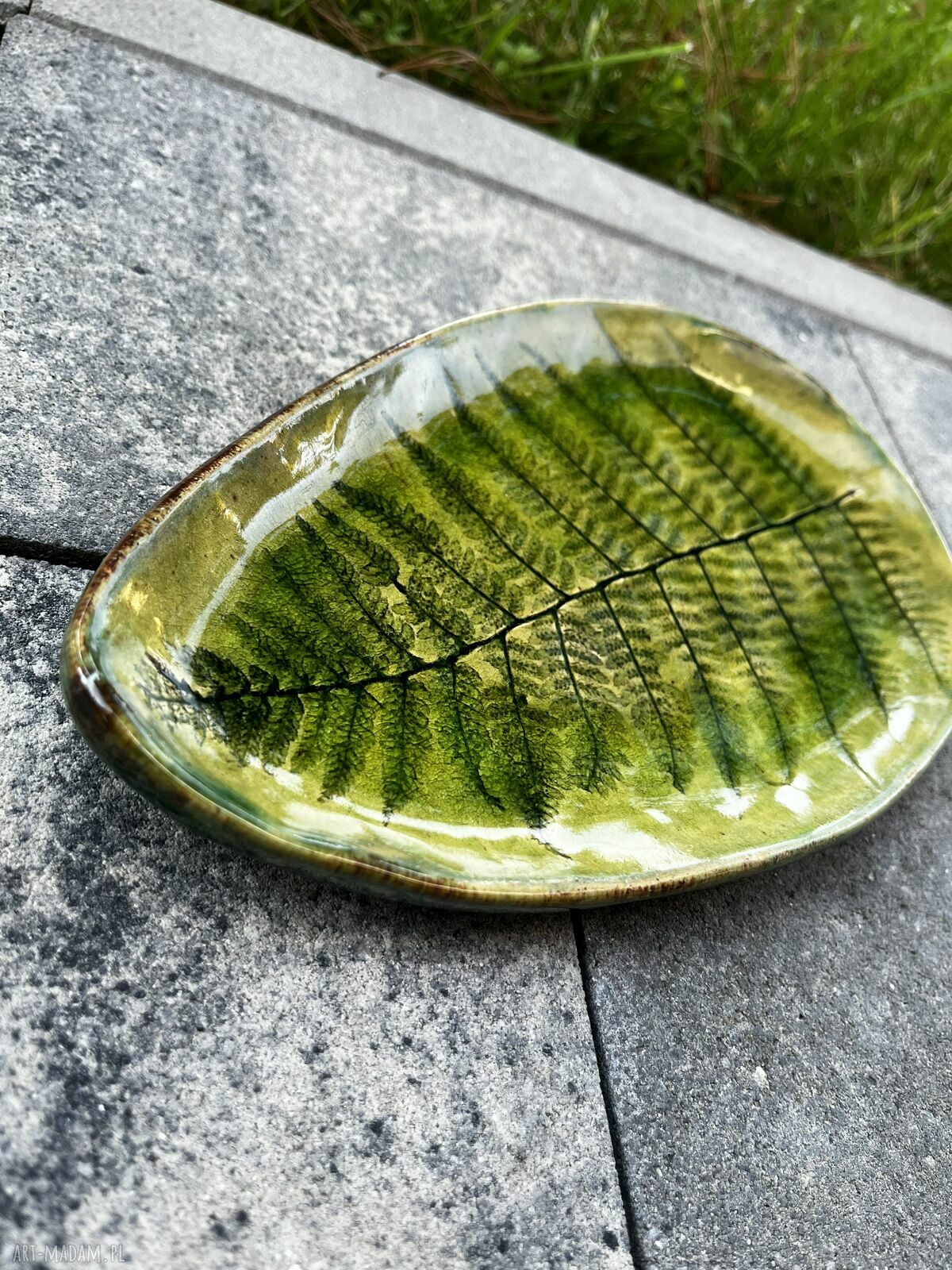Patera ceramiczna z odbiciem paprotki