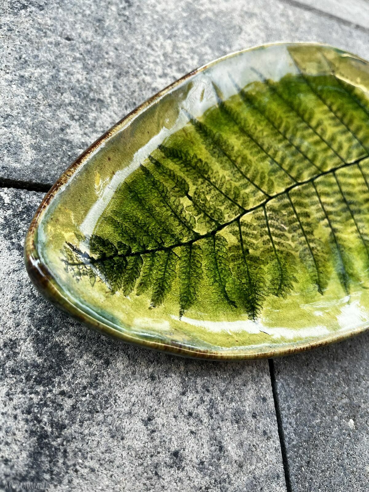 Patera ceramiczna z odbiciem paprotki