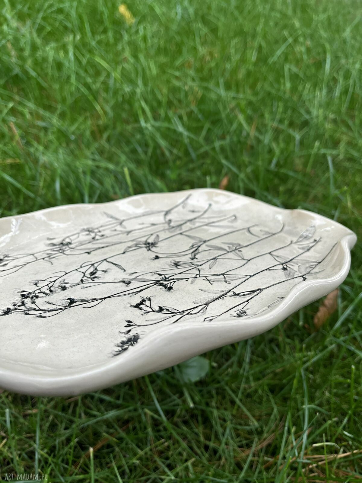 Patera ceramiczna z roślinnym motywem
