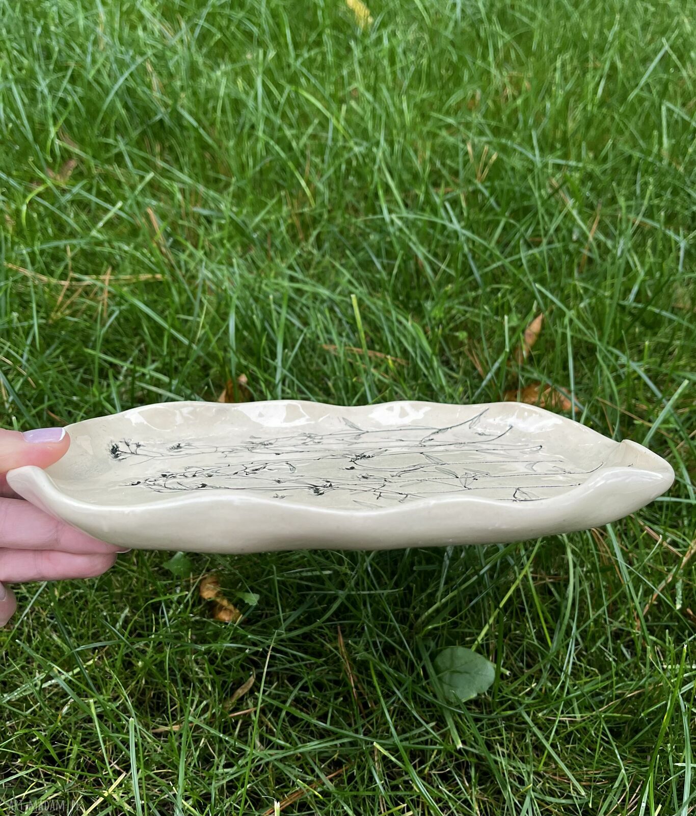 Patera ceramiczna z roślinnym motywem