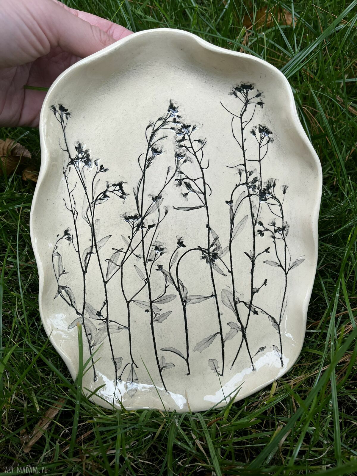 Patera ceramiczna z roślinnym motywem