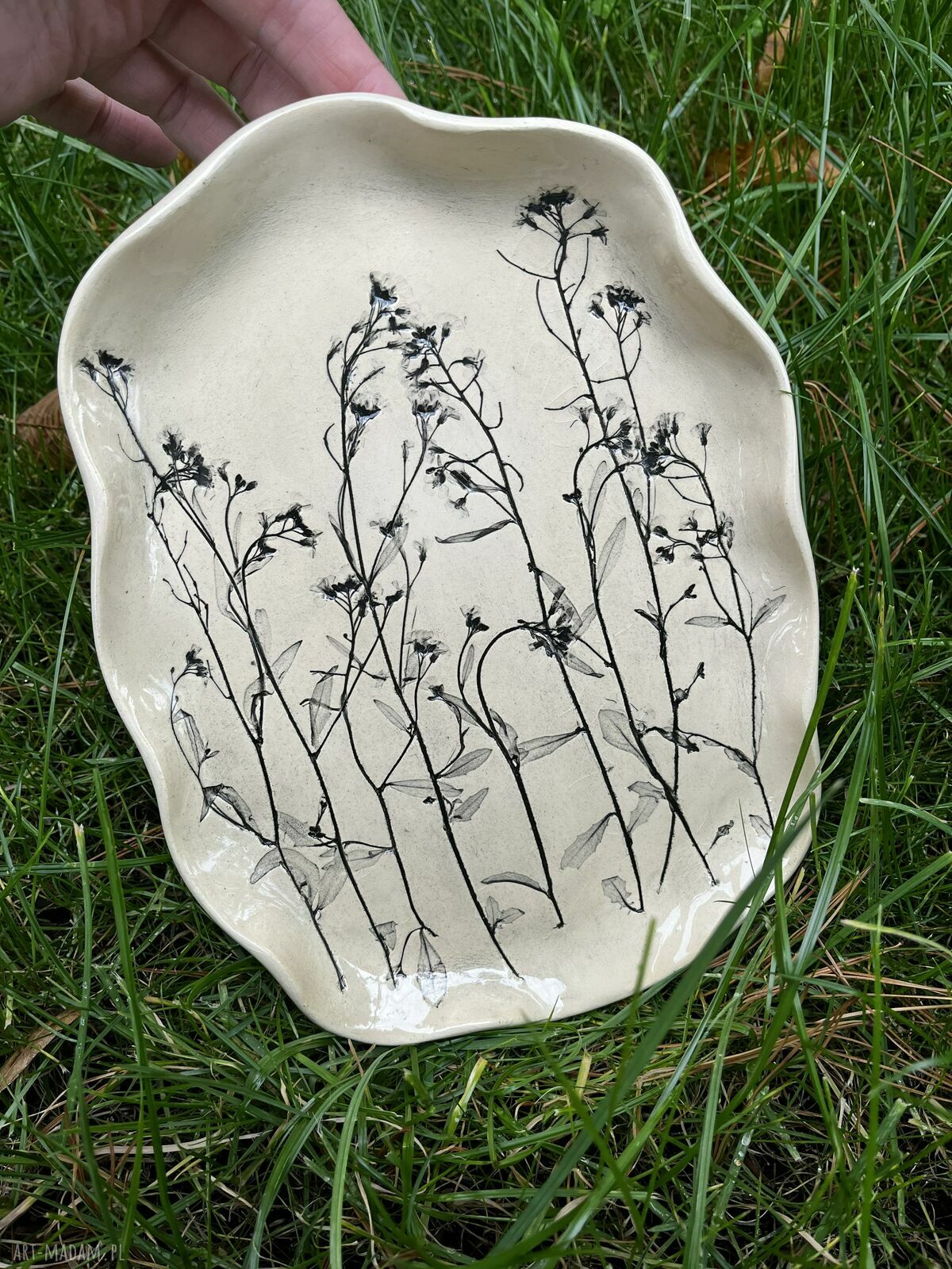 Patera ceramiczna z roślinnym motywem